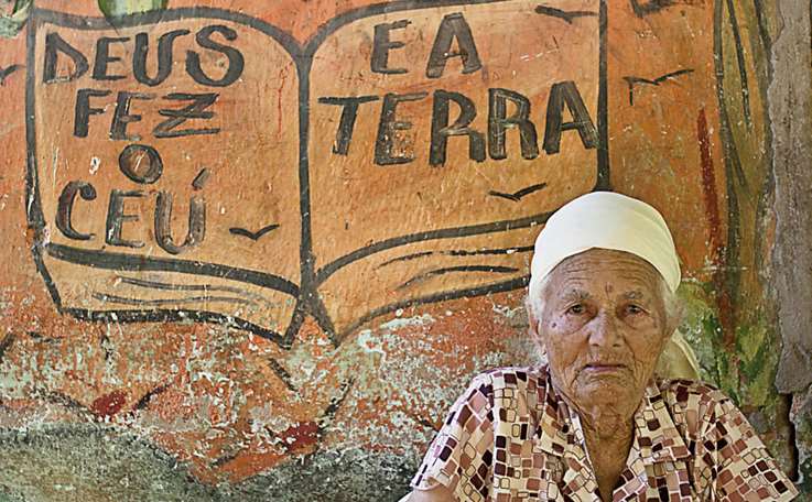 Maurícia Maria de Jesus, 95 anos, pousa para retrato na frente da sua casa. Dona Maurícia, como é conhecida, é a moradora com maior idade da comunidade quilombola Rio dos Macacos, localizada dentro da área da base naval de Aratu (BA), no bairro de São Tomé de Paripe, limite da cidade de Simões Filho, a 21 km de Salvador