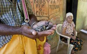 José Rosalvo de Souza, 48 anos, mostra as inúmeras cápsulas encontradas diariamente pelos quilombolas, residentes na comunidade Rio dos Macacos, ao lado da base naval de Aratu (BA). Segundo eles, os disparos são realizados constantemente, como forma de intimidação