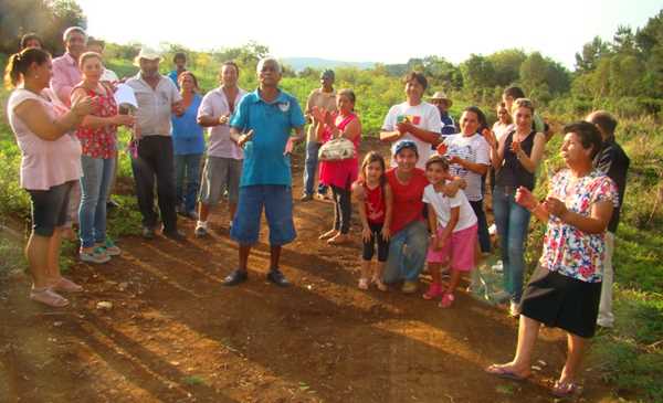 As famílias remanescentes de quilombo improvisaram uma singela cerimônia para marcar a conquista da área - Foto: Rubens Perfoll