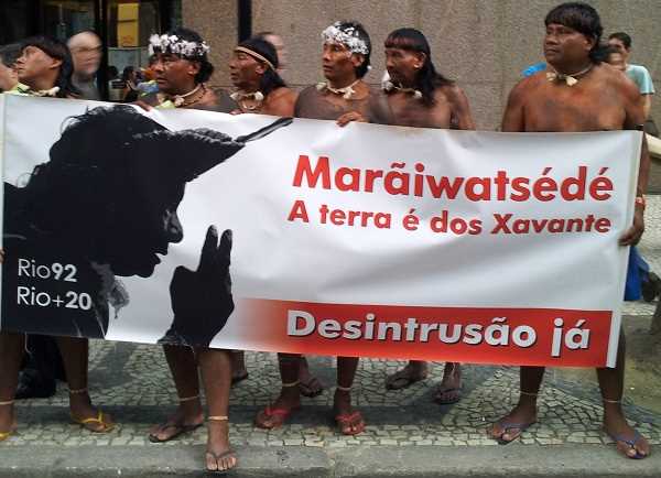 Representantes dos Xavante protestam durante a Rio+20, no Rio de Janeiro. Foto: Daniel Santini