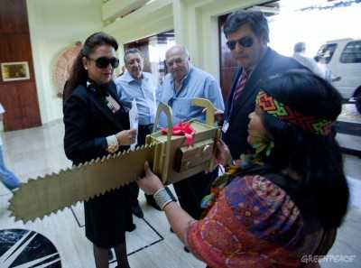 A senadora Katia Abreu, vencedora da Motosserra de Ouro, em Cancun. Fonte: Greenpeace.