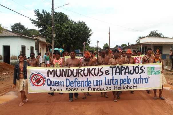 Mundurukus fizeram passeata hoje em Jacareacanga (PA) contra planos de instalação de sete megahidrelétricas na bacia do Tapajós. Governo faltou a reunião agendada para escutar opinião dos índios, mas mantém a Força Nacional na região para garantir a realizacão dos estudos para os projetos. (©Greenpeace/Eliza Capai)