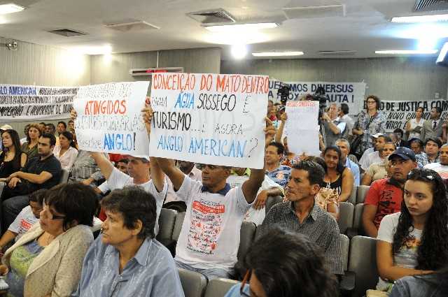 Moradores lotam audência e confirmam denúncias - Foto: Guilherme Dardanhan