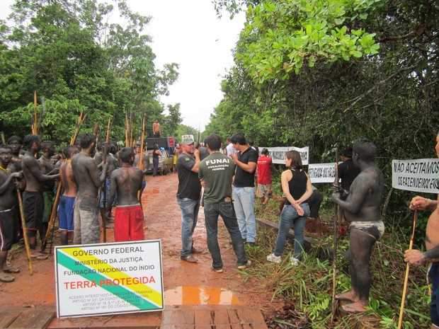 Indígenas durante manifestação pedindo a retirada de fazendeiros de área Yanomami(Foto: Romário Cavalcante)