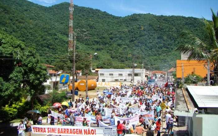 Caminhada em protesto contra a construção da hidrelétrica de Tijuco Alto, realizada em 14 de março de 2009, data em que se comemora o Dia Mundial de Luta contra Barragens, promovida pelo Movimento dos Ameaçados por Barragens (Moab), do Vale do Ribeira, em Adrianópolis, Paraná|Claudio Tavares - ISA