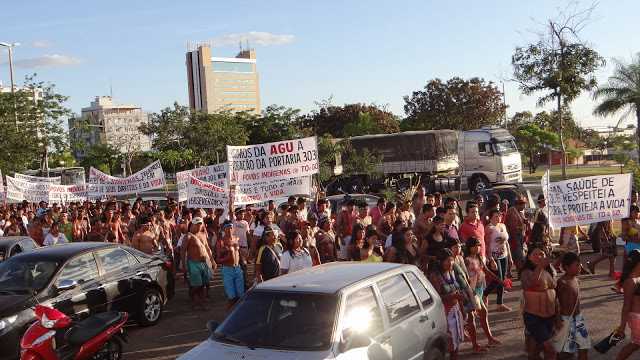 Manifestações indígenas nas ruas de Palmas (TO), contra a Portaria 303 da AGU. (foto: Laila Menezes/CIMI.2013)