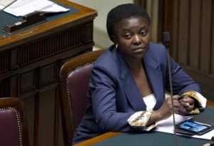 A ministra Cécile Kyenge foi comparada a um orangotango pelo vice-presidente do Senado italiano (Crédito : Andrew Medichini/AP)