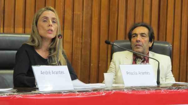 Emocionada, Priscila Arantes depõe sob o olhar do presidente da Comissão, deputado Adriano Diogo