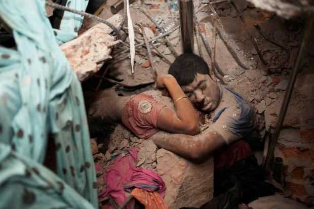 Nos escombros do desabamento do prédio em Bangladesh que matou ao menos 800, um homem e uma mulher foram encontrados abraçados (Foto: Taslima Akhter)