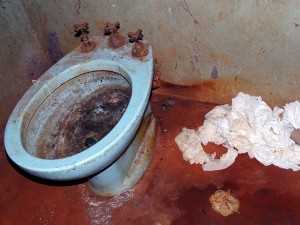 Sem água, banheiro não apresentava condições de higiene