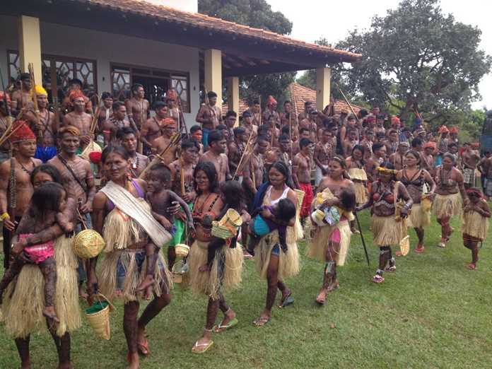Indígenas reúnem-se para assembleia em Brasilia – Foto: Brent Millikan