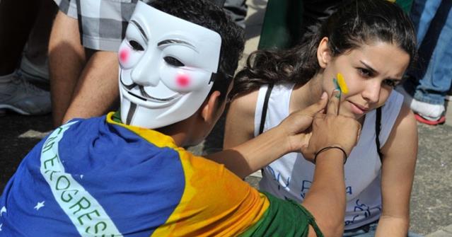 Manifestantes protestam nas cercanias da Arena Fonte Nova antes de partida entre Brasil e Itália pela Copa das Confederações. Foto: João Alvarez/UOL