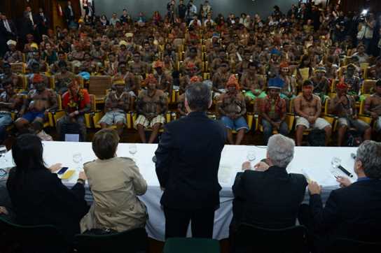 Índios mundurucus em reunião em Brasília, no mês passado, para discutir obra de Belo Monte