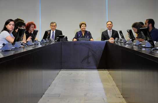 A presidenta Dilma Rousseff recebe integrantes do Movimento Passe Livre, no Palácio do Planalto.(Antonio Cruz/ABr)