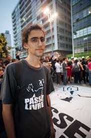 Caio Martins, um dos líderes do Movimento Passe Livre, durante as manifestações da semana passada