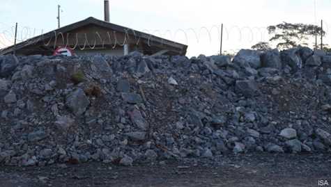 Muro de pedras erguido nos últimos dias na entrada principal do canteiro de obras de Belo Monte|ISA