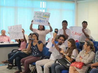 Protesto durante a reunião. Foto: Andreia Fanzeres