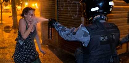 PM espirra spray de pimenta sobre manifestante durante protesto no Rio de Janeiro contra aumento das tarifas de ônibus (Victor R. Caivano/AP)