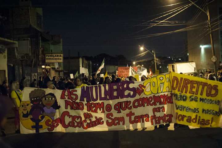 Ao longo da caminhada, moradores da comunidade foram aderindo ao protesto | Por Ramiro Furquim/Sul21