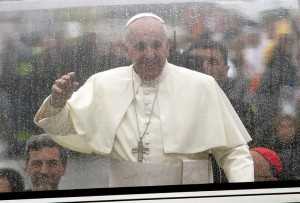 Papa Francisco desfila pela cidade paulista de Aparecida. Visita do pontífice monopolizou cobertura de tvs locais e internacionais