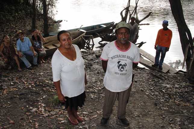Maria do Carmo assumiu a coordenação de uma comunidade agroextrativista em plena mata e por bater de frente contra caçadores ilegais e traficantes de drogas, passou a ser ameaçada de morte. 
