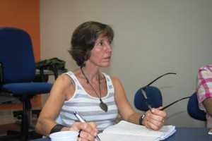 A psicanalista Maria Rita Kehl ouve as informações do Comitê.