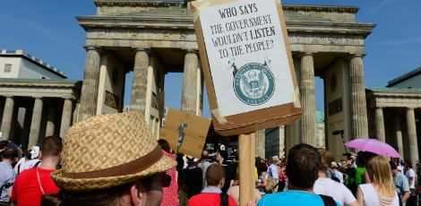 Em Berlim, muitos se manifestam contra espionagem neste sábado (27). Foto: John Macdougall/AFP