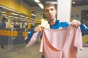 Rodrigo, com a camiseta rasgada durante o sequestro / Foto: Agência O Dia
