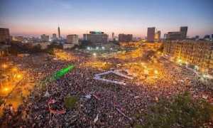 Egípcios na Praça Tahrir, hoje (29 de junho). Imagem: ROARMag