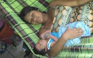 Puja Xipaya, 18 anos, com o filho recém-nascido. Antes do parto, ela enfrentou uma viagem de 12 horas da aldeia onde mora até chegar ao hospital em Altamira-PA|Leticia Leite-ISA