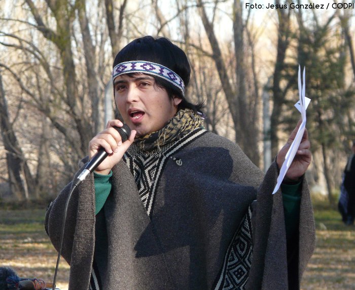Leftaru Nahuel, kona de la comunidad Newen Mapu, y miembro del grupo musical Puel Kona, durante la lectura del manifiesto contra Chevron