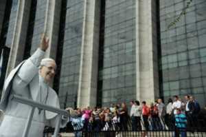 Estátua do Papa Francisco é apresentada na prefeitura do Rio de Janeiro na quarta-feira 10