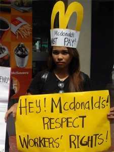 Nas Filipinas, trabalhadora protesta contra condições de emprego na rede de restaurantes pedindo respeito aos direitos trabalhistas. (Foto: National Guestworker Alliance)