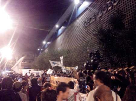 Manifestantes protestam em frente a Rede Globo, no Rio de Janeiro, no dia 03 de julho de 2013