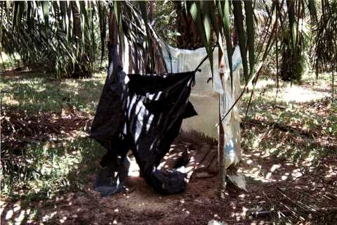 Banheiro dos trabalhadores libertados em fazenda de vice-prefeito de Moju (PA) Fotos: Divulgação/MTE