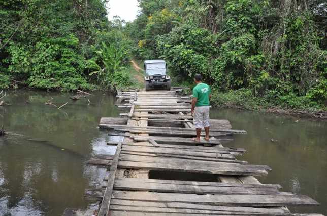 ponte de madeira arrebentada