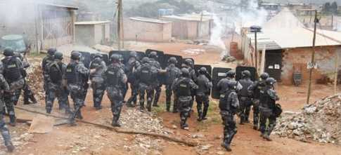 Polícia de SP ataca o Pinheirinho, em 2011: incapaz de integrar marginalizados à sua lógica, sistema passou a fustigá-los e deslocá-los permanentemente