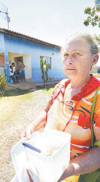 "Trouxe até meu almoço para esperar o médico", mostra Sebastiana Viana de Souza, de 67 anos