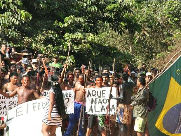 Indígenas concentrados na entrada do terreno AM 70. Foto: Márcia Oliveira/SSP