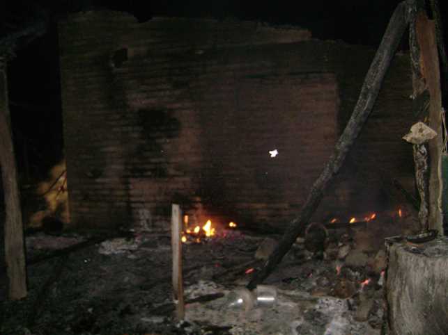 Casa de retireiro foi queimada em Luciara em conflito por terras da União. Foto: Associação dos Retireiros do Araguaia