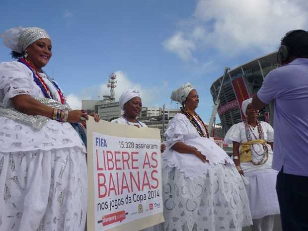 Baianas chegaram a protestar por direito de vender acarajé dentro do estádio (Foto: Divulgação/ BBC)