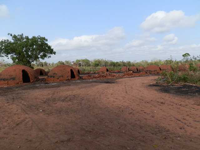 Fornos desativados na carvoaria Vitória, município de Tocantinópolis (TO). (foto: Antônio Veríssimo agosto. 2013)