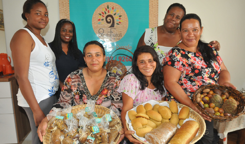 Associação criada há cerca de seis meses por mulheres do assentamento Estrela produz pães e bolos (Foto: Gerson Oliveira / Correio do Estado)