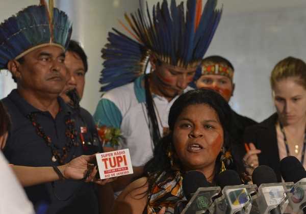 A índia Sonia Guajajara fala à imprensa após a presidenta Dilma Rousseff receber representantes dos povos indígenas, no Palácio do Planalto. Foto de Valter Campanato/Agência Brasil.