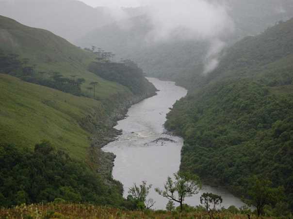 O rio Pelotas fica localizado na fronteira entre o Rio Grande do Sul e Santa Catarina, em uma área marcada por vales com fragmentos de Mata Atlântica e araucárias