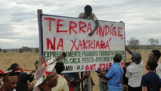 Povo Xakriabá muda placa com nome de fazenda para terra indígena: o símbolo da luta (Foto: saite Cimi)