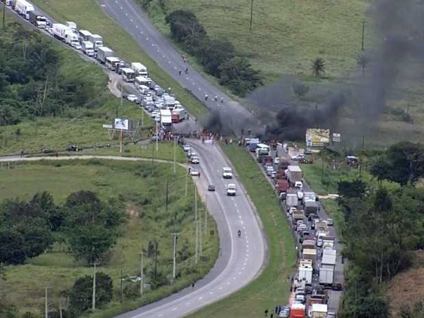 Integrantes do MST colocaram fogo em pneus e fecharam a BR-232, em Moreno. (Foto: Reprodução / TV Globo)