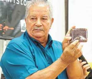 Carteira no bolso amorteceu bala e salvou o ex-operário Hélio Ferreira