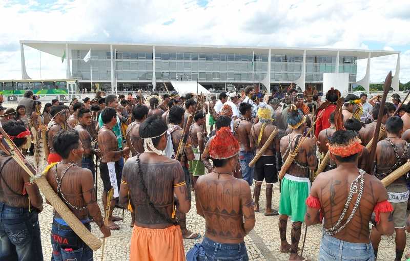 Cerca de 150 índios mundurukus, vindos do Pará, se reuniram em junho de 2013 na Praça dos Três Poderes, em frente ao Palácio do Planalto, em protesto contra projeto do governo de construir uma usina hidrelétrica no Rio Tapajós. Foto: Antônio Cruz/ABr