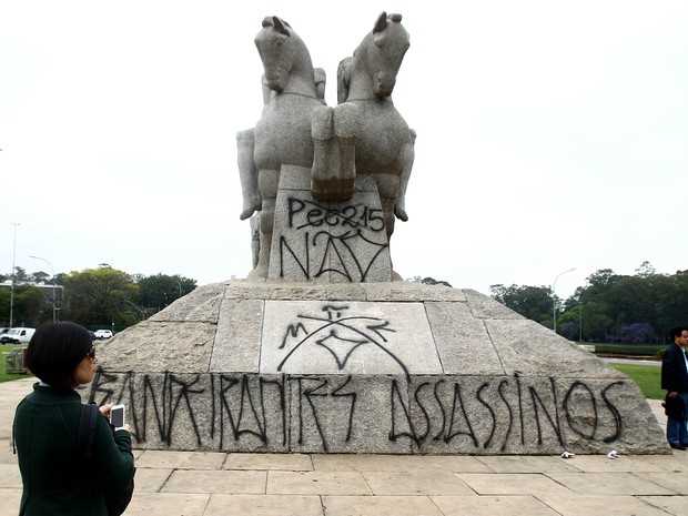 Na base do monumento, foi escrito: "bandeirantes assassinos". (Foto: Felipe Rau/Estadão Conteúdo)